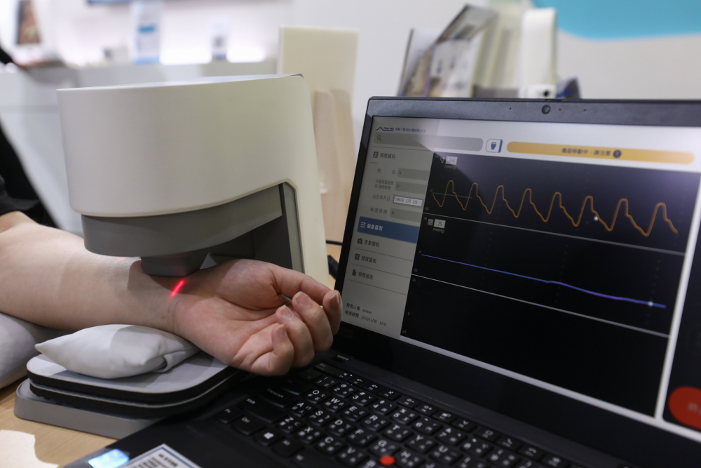 jbo竟博电竞耘康脈象檢測系統透過電腦精準控制升降系統，還原中醫師三指把脈過程的舉、按、尋手法，將脈象感受轉化成數據，未來可結合大數據分析，實現智慧醫療及準確性